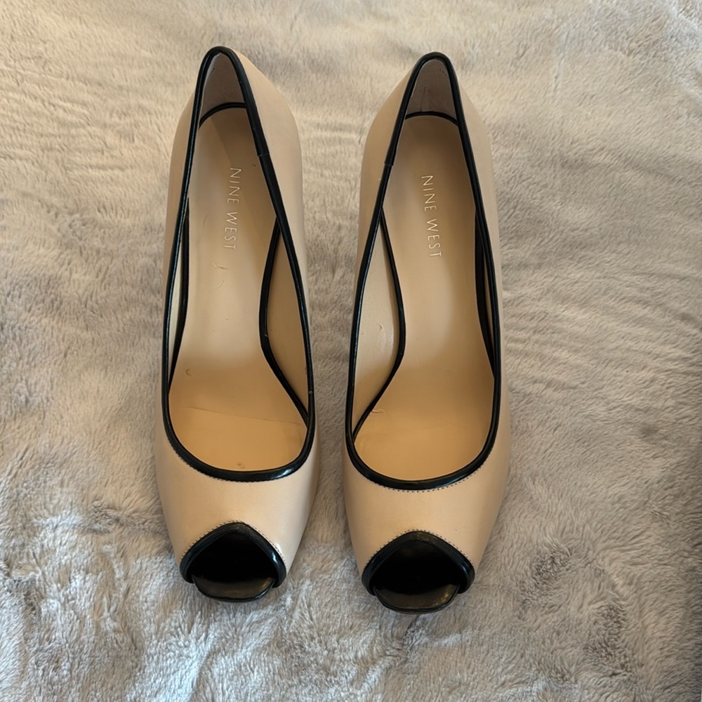 Nine West Size 8 Tan and Black Leather Heels